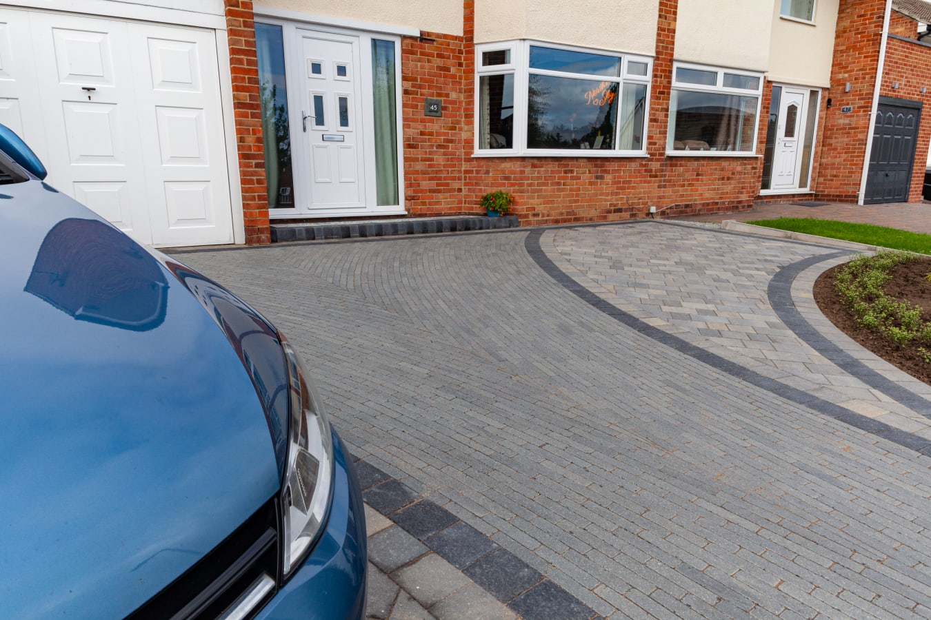 Marshalls Farnely Setts in a Charcoal Multi colour installed on a driveway