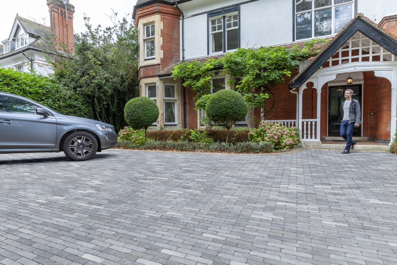 Marshalls Farnely Setts in a silver multi colour, installed on a driveway